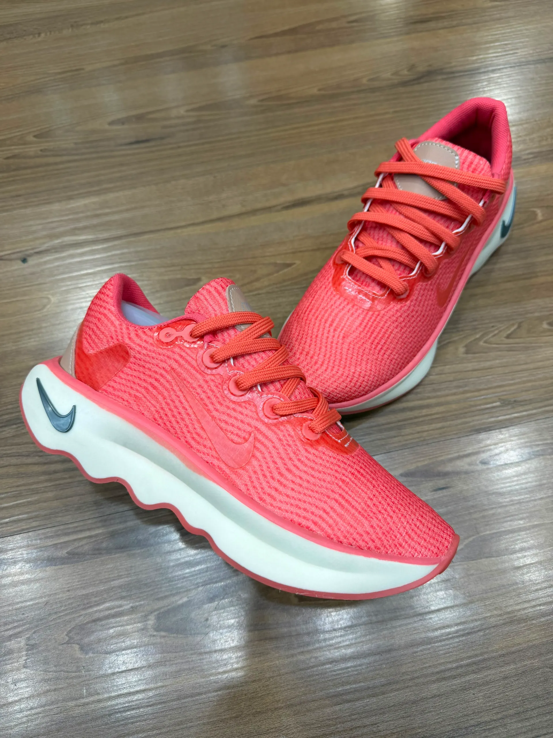 NIKE MOTIVA