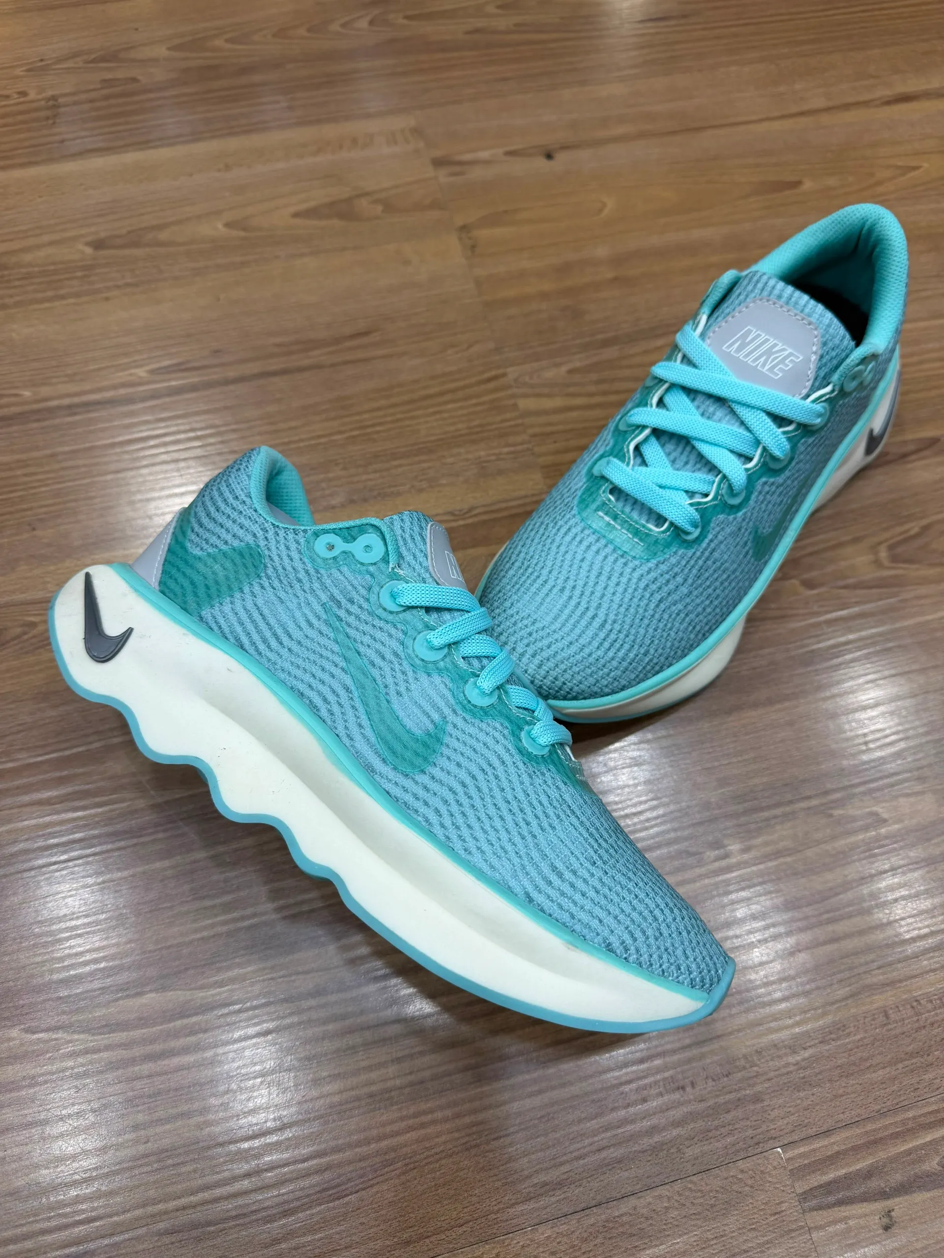 NIKE MOTIVA