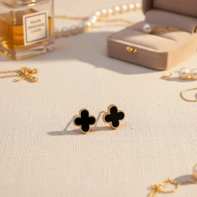 BRINCO TREVO RESINADO PRETO