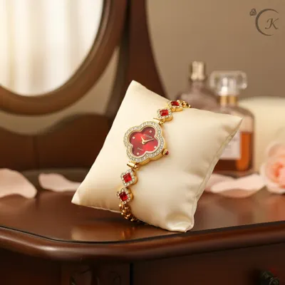 Relógio feminino dourado com pedras vermelhas