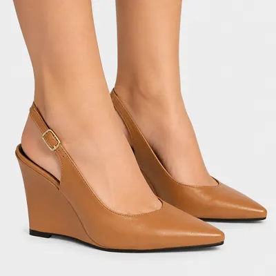 Scarpin Slingback Anabela Corte V (Napa Caramelo) – Elegância e Versatilidade em Cada Passo