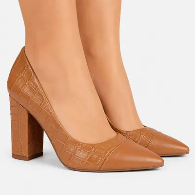 🤎 Scarpin Croco & Napa Marrom Caramelo — Salto Grosso 9 cm