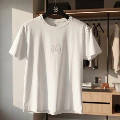 Camiseta Branca com Logo Minimalista
