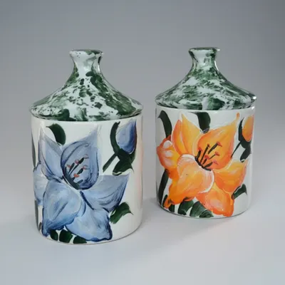 KIT 2  POTES  400 GRANASDECORADO A MÃO COM TAMPA PINTADA DE VERDE CHAPISCADO,PORCELANA FORTE ,VAI AO MICRO ONDAS