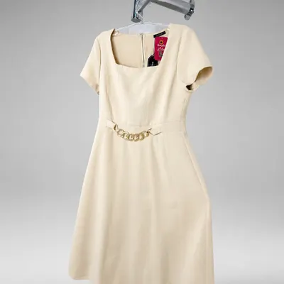 Vestido mídi bege novo com corrente tecido muito gostoso tamanho 43 