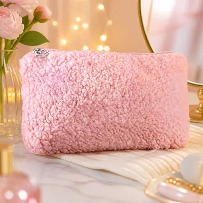 Nécessaire rosa Pelúcia por fora e estampada por dentro.