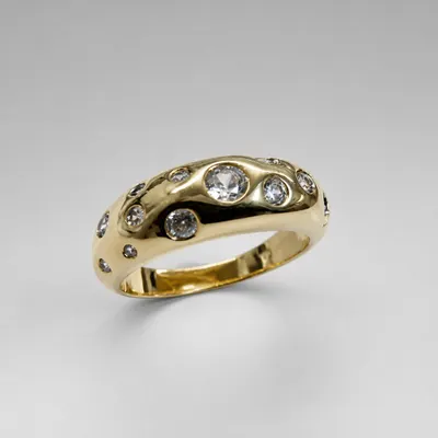Anel dourado volumétrico com zircônias