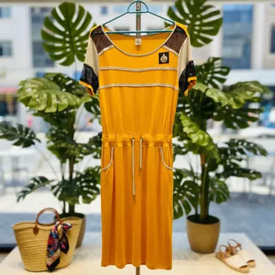 Vestido amarelo com recortes