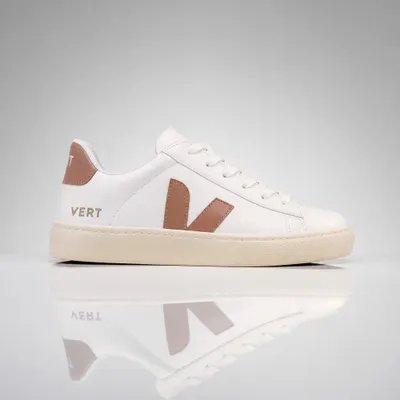 Tênis Casual Branco com Detalhe Café