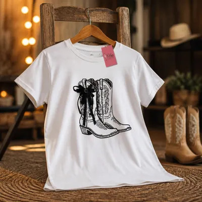 T-Shirt Cowboy Bota com Broche